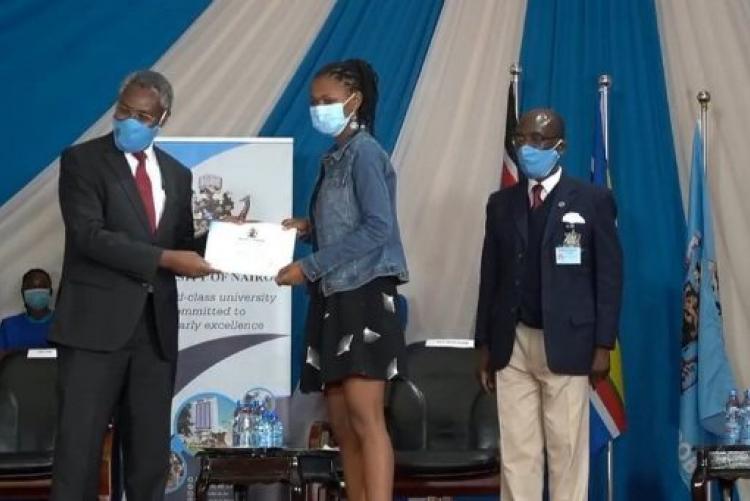 UoN  Swimming Captain Receives an Award from the UoN Vc