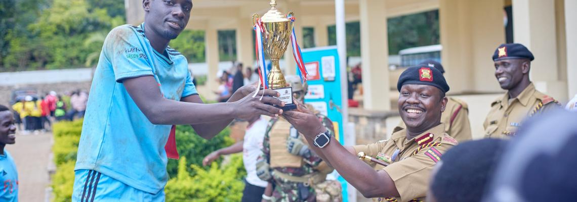 UON Captain receiving the trophy