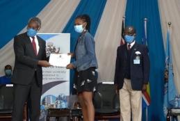UoN  Swimming Captain Receives an Award from the UoN Vc